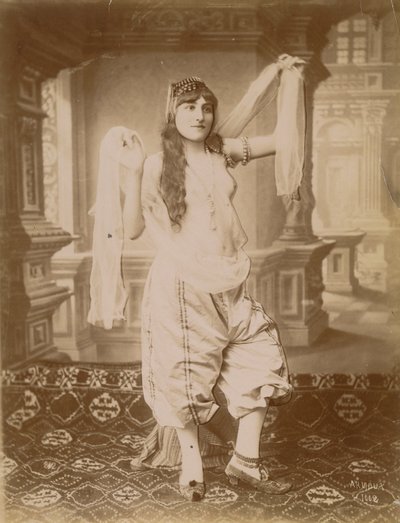 امرأة في زي غريب بواسطة Hippolyte Arnoux