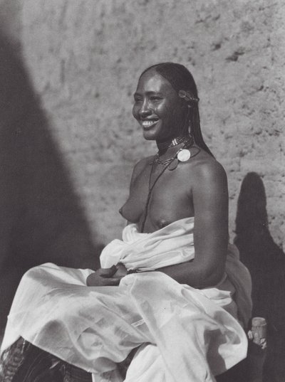 أفريقيا امرأة سودانية من أم درمان (صورة بالأبيض والأسود) بواسطة هوغو أدولف بيرناتزيك