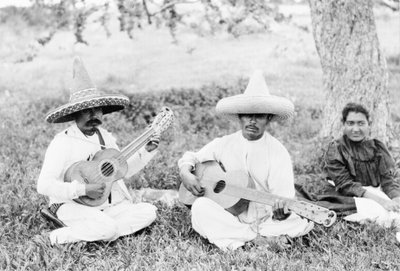 موسيقيون مكسيكيون يعزفون على القيثارات، حوالي عام 1920 (صورة بالأبيض والأسود) بواسطة هوغو بريمه