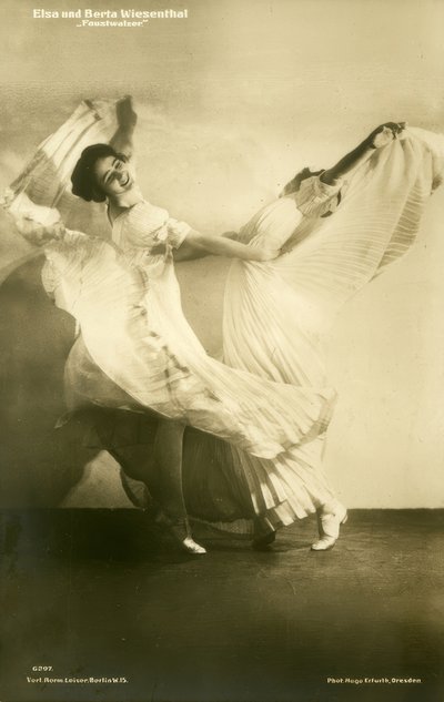 Elsa and Berta Wiesenthal - photo postcard بواسطة هوغو إرفورث