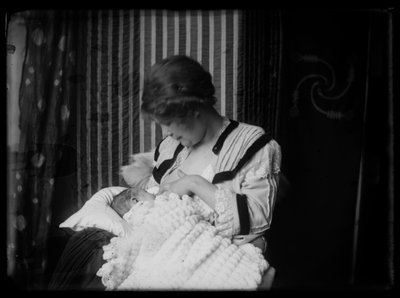 آني سيمبرج ترضع توم في منزل لوتسيكاتو في الاستوديو بواسطة هوغو سيمبرج