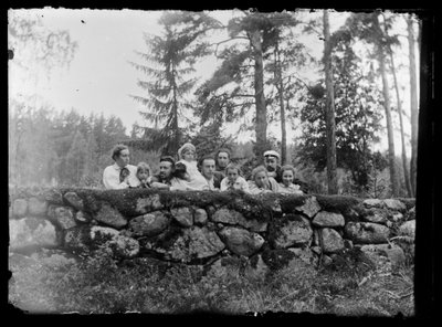 هوغو سيمبرغ وإخوته على السياج الحجري بواسطة هوغو سيمبرج