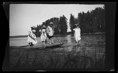 أطفال يلعبون على الشاطئ بواسطة هوغو سيمبرج