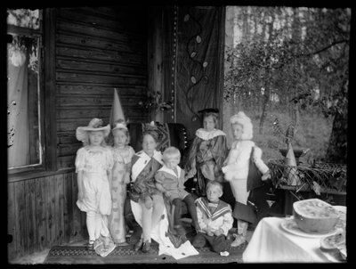 أطفال يرتدون ملابس تنكرية في فيلا آل أندرسينز بواسطة هوغو سيمبرج