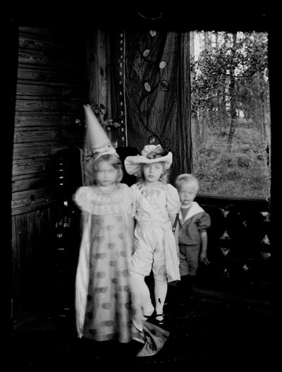 أطفال يرتدون أزياء تنكرية على شرفة فيلا آل أندرسن، أطفال جاد وكارين وليزا أندرسن بواسطة هوغو سيمبرج