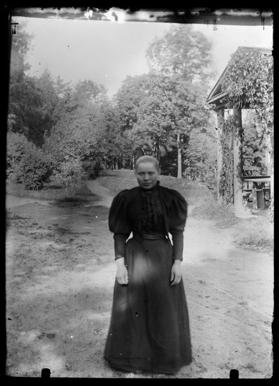 امرأة في فناء الفيلا البيضاء بواسطة هوغو سيمبرج