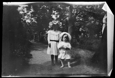 على الأرجح فتاة من عائلة جاد وتوم سيمبرج بواسطة هوغو سيمبرج