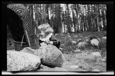 توم سيمبرج في فناء استوديو سيلكارانتا بواسطة هوغو سيمبرج