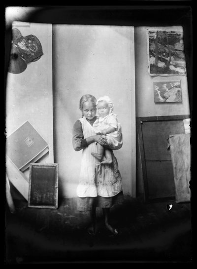 فتاة وطفل كعارضين في استوديو سيلكارانتا بواسطة هوغو سيمبرج