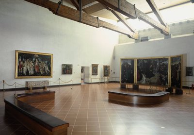 Museum room presenting the “Spring” and “Adoration of the Magi” by Botticelli and the triptych Portinari بواسطة هوغو فان دير جويس