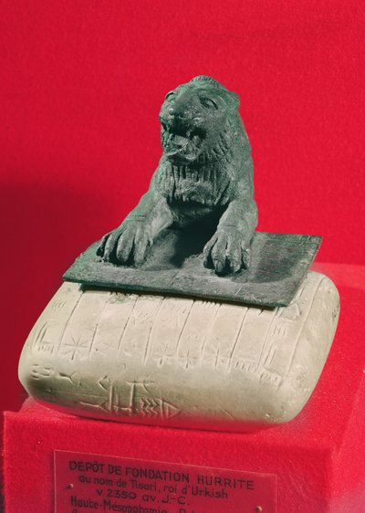 أسد يحمل قرصًا مؤسسًا للحريري للملك تيشال من أوركيش ونوار ، 2150 ق.م بواسطة Hurrian
