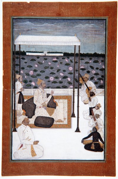 أحد النبلاء يستمع إلى الموسيقى تحت مظلة على شرفة بجانب بحيرة ، c.1680 (مرحاض غير شفاف وذهب على ورق) بواسطة المدرسة الهندية