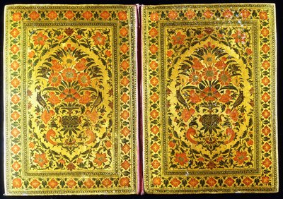 زوج من أغلفة الكتب المطلية بالورود المزينة بتصميم زهرية ، مع إناء زهور وعصافير في الوسط ، القرن الثامن عشر بواسطة المدرسة الهندية