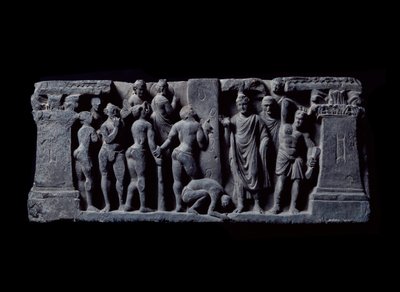فن غاندارا (أو البوذية اليونانية): "" رماة Devadatta يهاجمون Gautama "(رماة Devatta يهاجمون Gautama Buddha) إغاثة مدرسة Gandhara - القرن الثاني إلى الرابع - المتحف الهندي ، كلكتا الهند بواسطة المدرسة الهندية