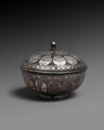سلطانية وغطاء من سبيكة معدنية مطعمة بالفضة ، ولكل منها شريط من الزهور الطبيعية ، 1700-1899 بواسطة المدرسة الهندية