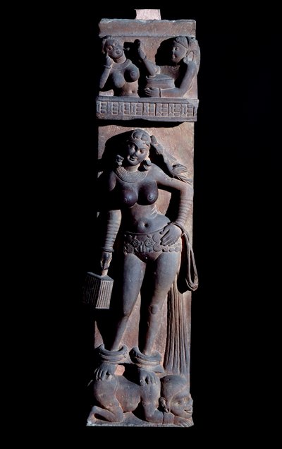 الهندوسية: تمثيل لروح Yakshini (Yaksi) الطبيعة ، ممسكة بقفص وببغاء ، تقف على قزم - (Yaksi مع ببغاء و قفص ، تقف على قزم) نحت لماثورا ، gres (ماثورا النحت ، الحجر الرملي) القرن الثاني (القرن الثاني بواسطة المدرسة الهندية