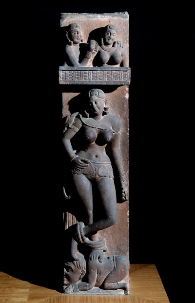 الهندوسية: تمثيل لروح Yakshini (Yaksi) للطبيعة ، مع ببغاء ، تقف على قزم - (A Yaksi مع ببغاء ، تقف على قزم) نحت لماثورا ، gres (تمثال ماثورا ، الحجر الرملي) القرن الثاني ( القرن الثاني) كلكتا ، ملهمة هندية بواسطة المدرسة الهندية