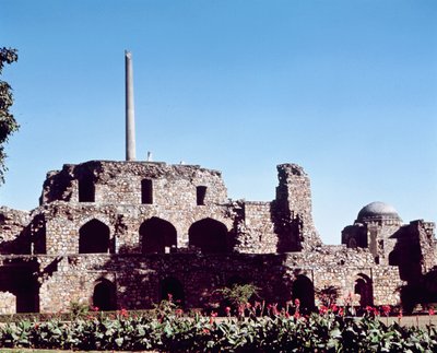 أطلال القلعة كوتلا فيروز شاه ، التي أسسها فيروز شاه تغلق (1351-88) بواسطة المدرسة الهندية