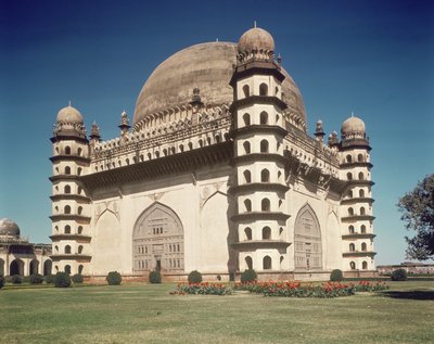 منظر لجول جومباز ، ضريح محمد عادل شاه الثاني (1627-57) الذي بني عام 1659 بواسطة المدرسة الهندية