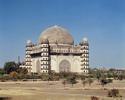 منظر لجول جومباز ، ضريح محمد عادل شاه الثاني (1627-57) الذي بني عام 1659 بواسطة المدرسة الهندية