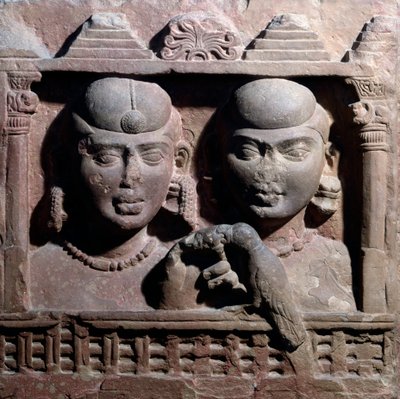 الياكسة والياكسيني يلعبان ببغاء (نقش من الحجر الرملي الأحمر) بواسطة المدرسة الهندية