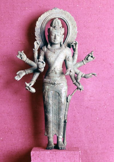Avalokitesvara .. إله بوذي. تمثال صغير من جافا - القرن الثامن أ. ج .. باريس ، متحف جيميه بواسطة الإندونيسية