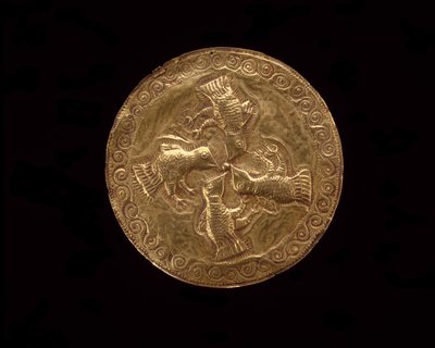 Pectoral, Moluccas peoples بواسطة المدرسة الاندونيسية