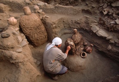 ريتشارد غوميز ينظف القطع الأثرية المكتشفة حديثاً في موقع الحفر بالمدرسة، 2001 (صورة) بواسطة ايرا بلوك