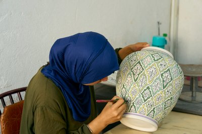 امرأة تعمل في مصنع للسيراميك في فاس، المغرب، 2022 (صورة) بواسطة ايرا بلوك
