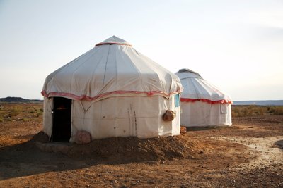 خيام في الصخور الملونة للسياح بالقرب من موقع تخييم وو كاي وان في غوبي دي ...، 2007 (الصورة) بواسطة ايرا بلوك