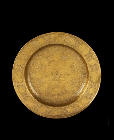 طبق من النحاس المحفور بالفضة والترصيع بالذهب ، 1575-1599 بواسطة المدرسة الإيرانية