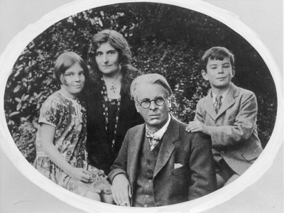 وليام بتلر ييتس (1865-1939) مع زوجته جورجي هايد لي وأولاده آن ومايكل بواسطة مصور ايرلندي