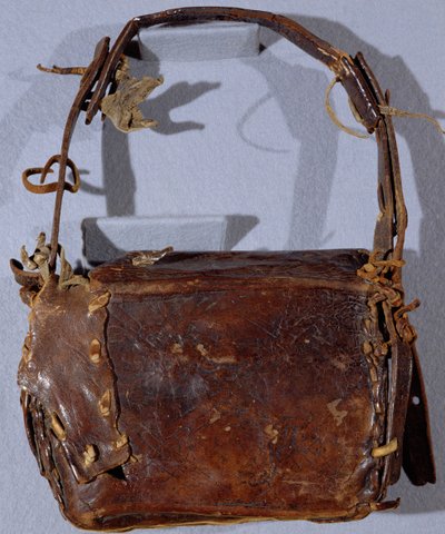 MS CCC 282 The Corpus Christi Book Satchel أو Budget ، ينظر إليها من الخلف ، إيرلندية ، c.1120-30 (جلد) بواسطة المدرسة الايرلندية