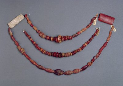 ثلاث سلاسل من الخرز من هالستات ، النمسا ، 700-500 قبل الميلاد (كهرماني) بواسطة العصر الحديدي