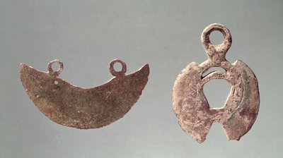 شفرتان من مقبرة هالشتات (برونزية) بواسطة العصر الحديدي