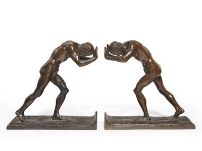 Pushing Men ، زوج من الدفاتر (البرونز مع الزنجار البني) بواسطة إيزيدور كونتي