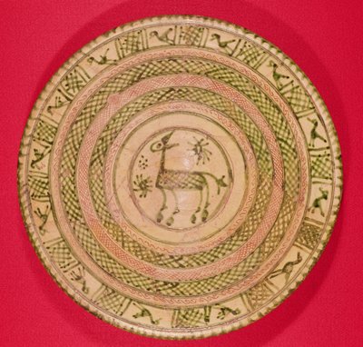 طبق مزين على حمار من إيران ، الفترة السلجوقية ، القرن 12 - 13 (سيراميك) بواسطة مدرسة إسلامية