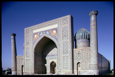 واجهة مدرسة شيردار ، الفترة التيمورية ، ميدان ريجستان ، c.1619-35 بواسطة مدرسة إسلامية