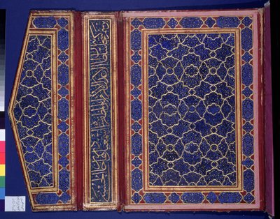 الوجه الداخلي لحالة قرآنية مع نقش الثلث على الغلاف (الجلد) (انظر 181735) بواسطة مدرسة إسلامية