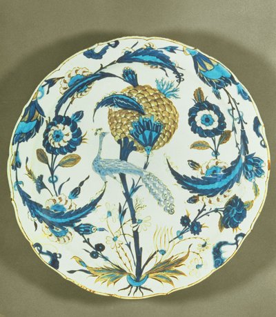 طبق إزنيق مطلي بالطاووس يطفو بين الزهور ، تركيا ، c.1550-55 (فطيرة مزججة متعددة الألوان) بواسطة مدرسة إسلامية