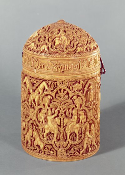 Pyx مع ارتياح يصور ملذات حياة البلاط ، مكتوب باسم المغيرة ، ابن الخليفة عبد الرحمن الثالث ، الفترة الأموية ، من قرطبة ، ج .968 م (انظر أيضًا 101673 و 15 بواسطة مدرسة إسلامية