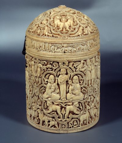 بوكسيد المغيرة (المغيرة أو المغيرة) عاجي من قرطبة ومعد للأمير ، 968. باريس ، متحف اللوفر بواسطة مدرسة إسلامية