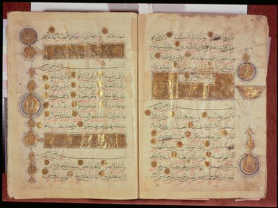 القرآن على الطراز السلجوقي مع نقوش ملونة وميداليات عد زخرفية في الهوامش ، القرن 12-13 بواسطة مدرسة إسلامية