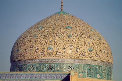 قبة مسجد الشيخ لطف الله ، بني 1602-1919 بواسطة شاه عباس الأول (فسيفساء خزفية) بواسطة مدرسة إسلامية