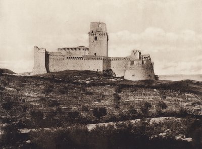 أسيزي: La Rocca ، القرن الرابع عشر (b / w photo) بواسطة مصور إيطالي