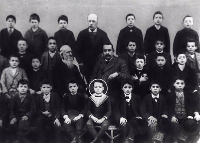 Benito Mussolini a l'ecole elementaire - Benito mussolini alunno elementare - صورة لبينيتو موسوليني مع زملائه في الفصل وبعض المدرسين بواسطة مصور إيطالي