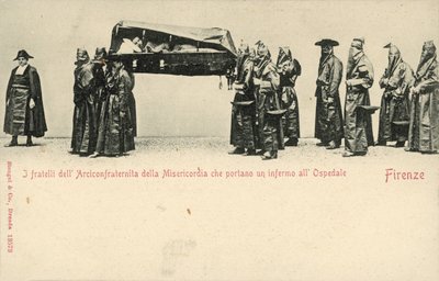 إخوة Compagnia della Misericordia (شركة الرحمة) يحملون رجلاً مريضًا إلى المستشفى ، فلورنسا (صورة b / w) بواسطة مصور إيطالي