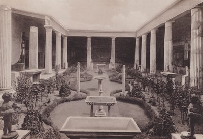 Casa Dei Vettii ، Peristilio ، House of the Vettii ، the Peristyle (b / w photo) بواسطة مصور إيطالي