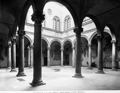 فناء Palazzo Medici Riccardi ، فلورنسا ، إيطاليا ، حوالي 1890 (b / w photo) بواسطة مصور إيطالي
