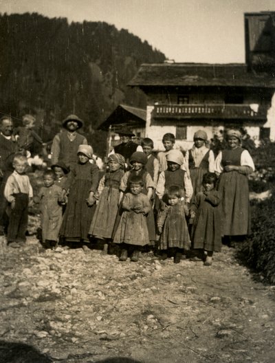 عائلة أمام منزل، وادي أوستا، إيطاليا 1900-1910 بواسطة مصور إيطالي